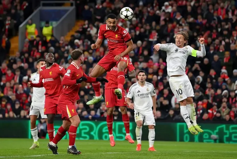 Cody Gakpo jumping higher than Luka Modric